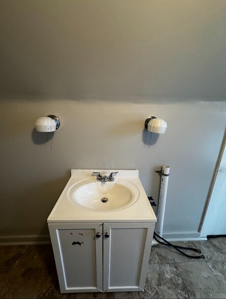 Building Photo - 311-1/2 S Main St