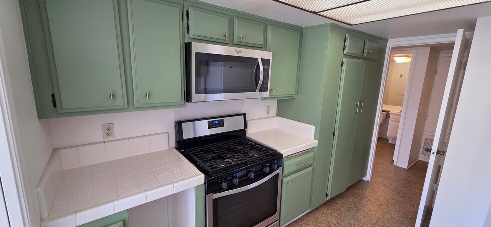 Building Photo - 376 Center St