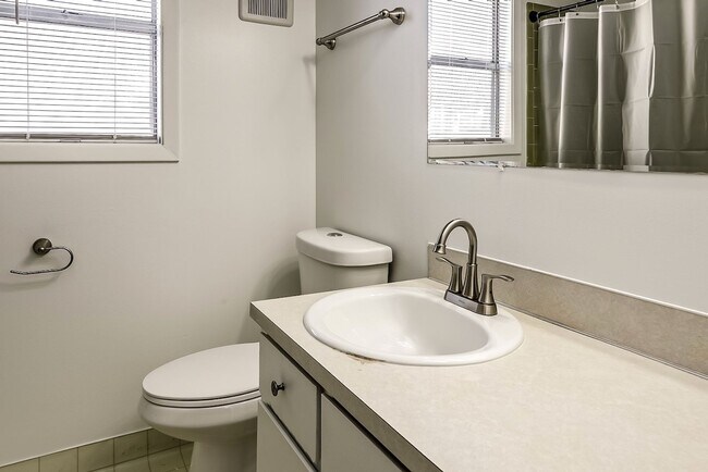 Building Photo - Spacious 2 bedroom apartment with brand ne...