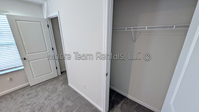 Building Photo - *** MOVE IN SPECTIAL *** Elegant New 3BR T...