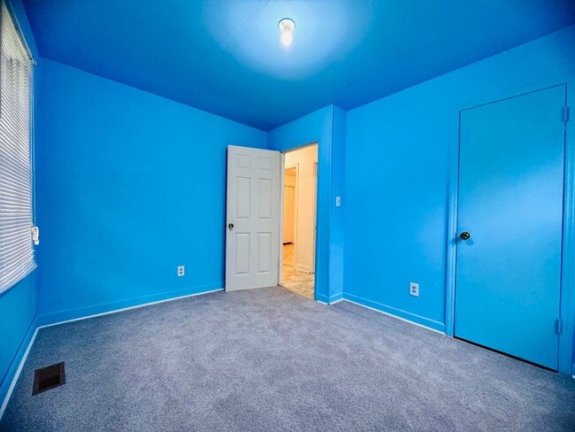 Building Photo - Cozy and Convenient