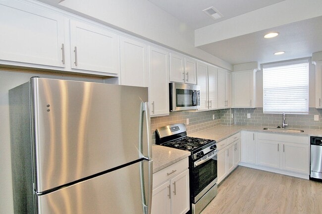 Building Photo - Clean, modern, move-in ready townhouse!