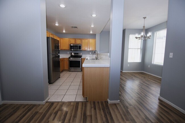Building Photo - First Floor Condo in Green Valley!