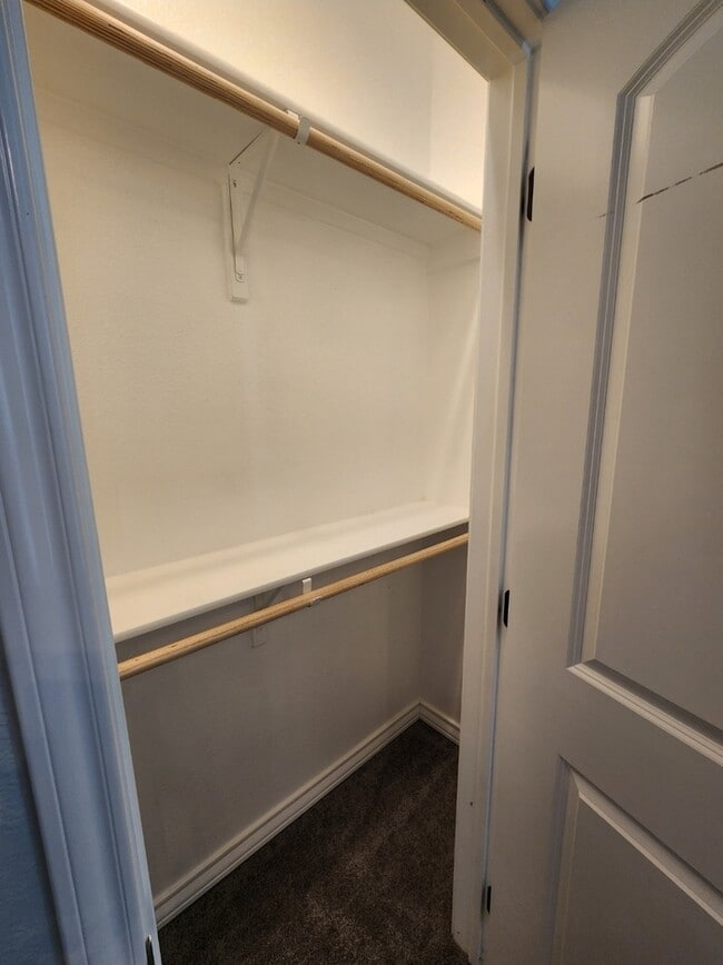 Building Photo - 3 bed 2 bath with 1 car garage