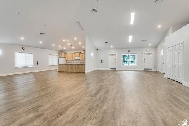 Building Photo - Springville Townhome