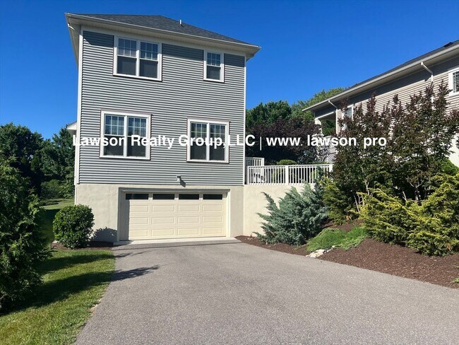 Building Photo - Upscale Three Bedroom in Colonial Green with Garage