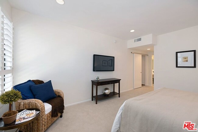 Building Photo - 12115 San Vicente Blvd
