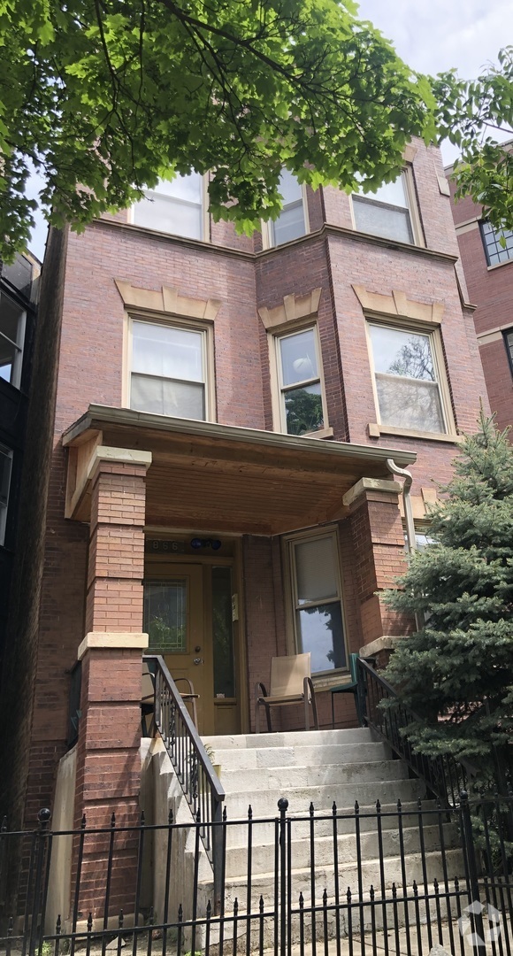 Building Photo - 866 W Buckingham Pl
