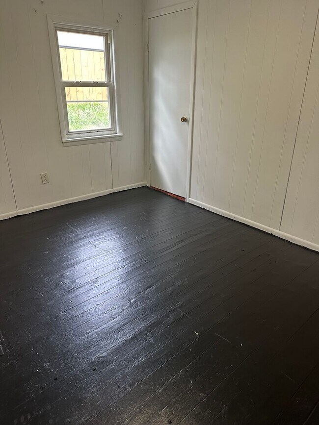 Building Photo - Three Bedroom Single Family House