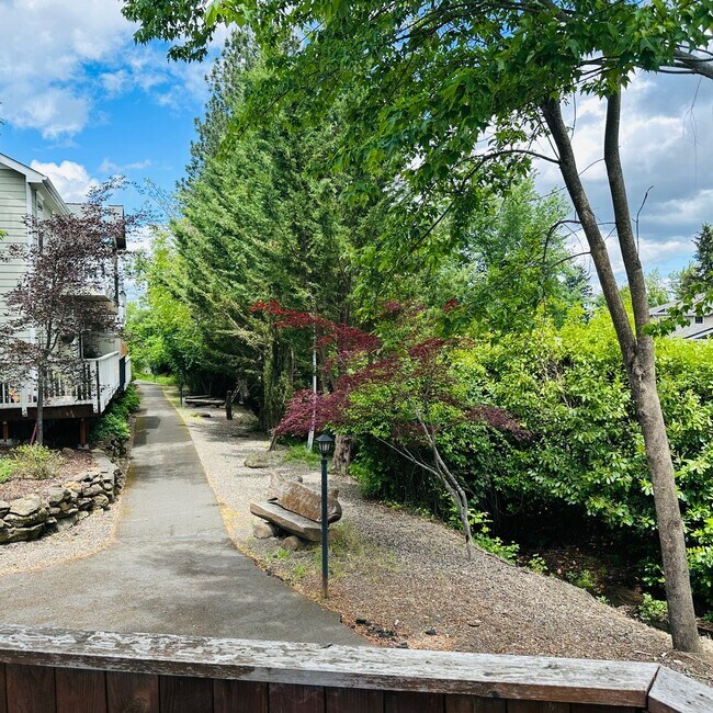 Building Photo - Elegant Townhome – 2 Primary Suites, balco...