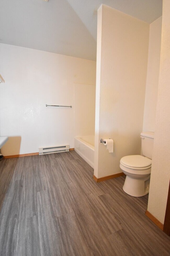 Building Photo - 2 Bed with Carport! Walk to MSU! Pet Frien...