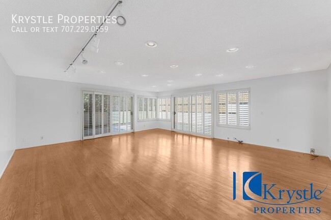 Building Photo - Stunning upper-level apartment located in ...