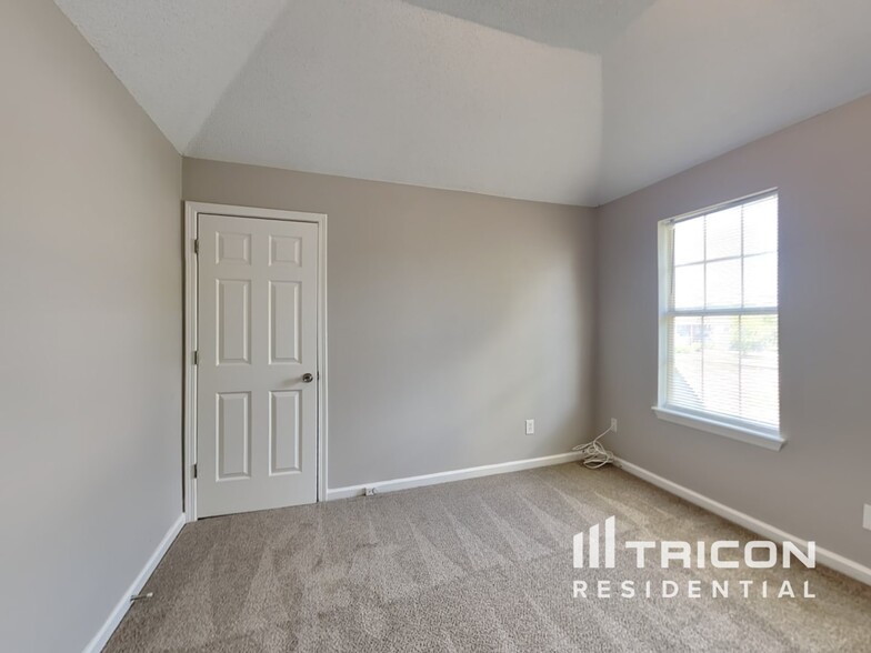 Building Photo - 3885 Riverview Bend