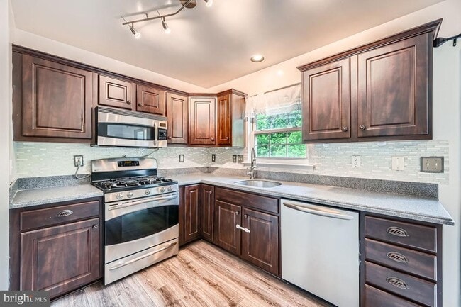 Building Photo - 9863 Greenbriar Way