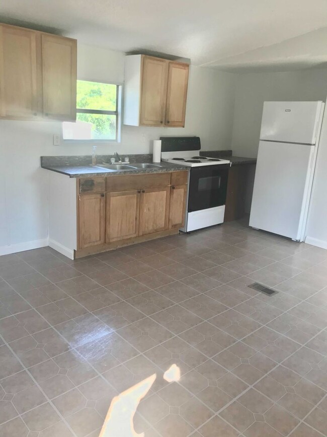 Building Photo - New Home Available! Rent this 3 Bedroom Ho...