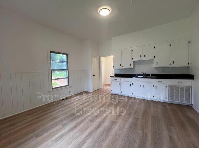 Building Photo - 17 Henry St