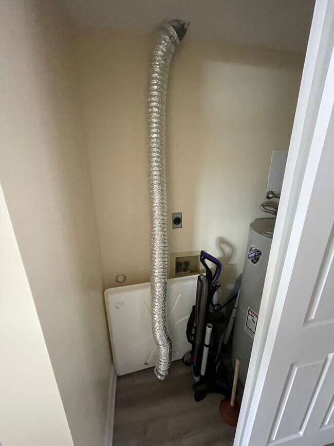Building Photo - 1Bed/1Bath Renovated Furnished Condo acros...