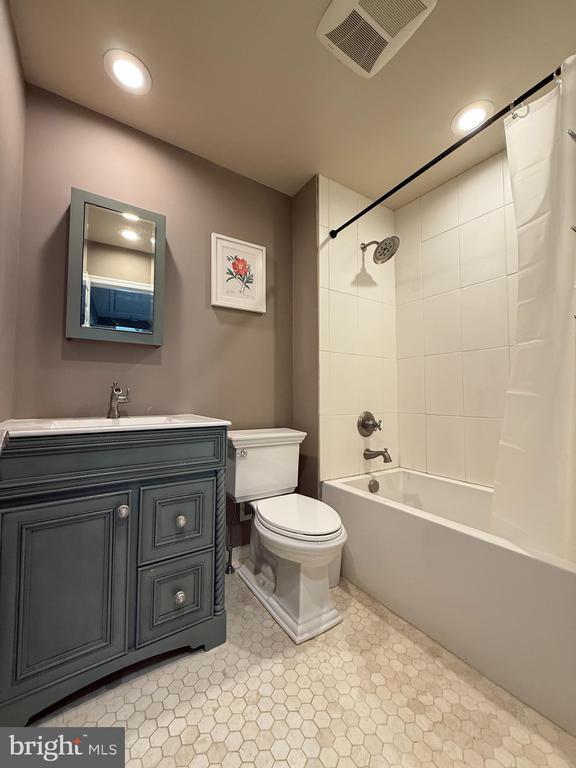 Building Photo - 104 Apley Dr