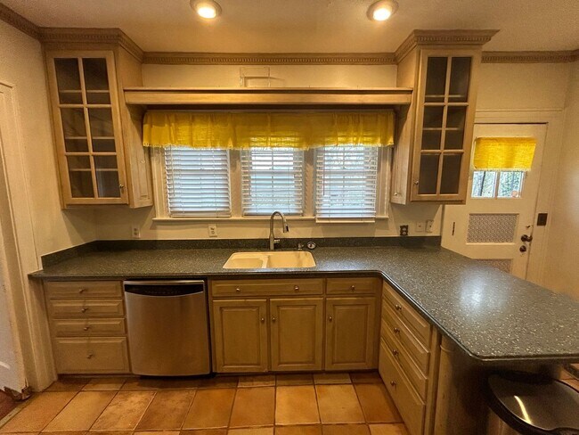 Building Photo - 3/2 House in Old East Rome $1,895