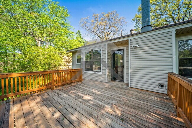 Building Photo - 9 Point W Cir