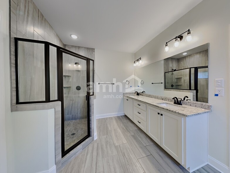 Building Photo - 4130 Vineyard Dr E