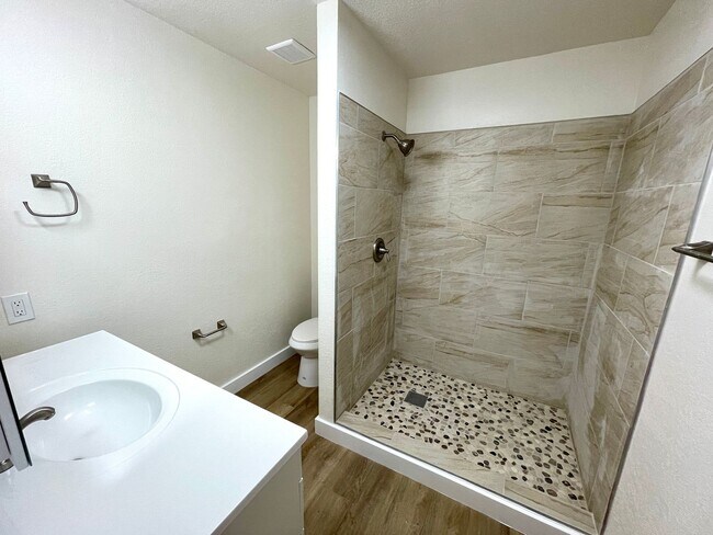 Building Photo - Gorgeous 2-Story Home with Golf Course Views and Modern Amenities!