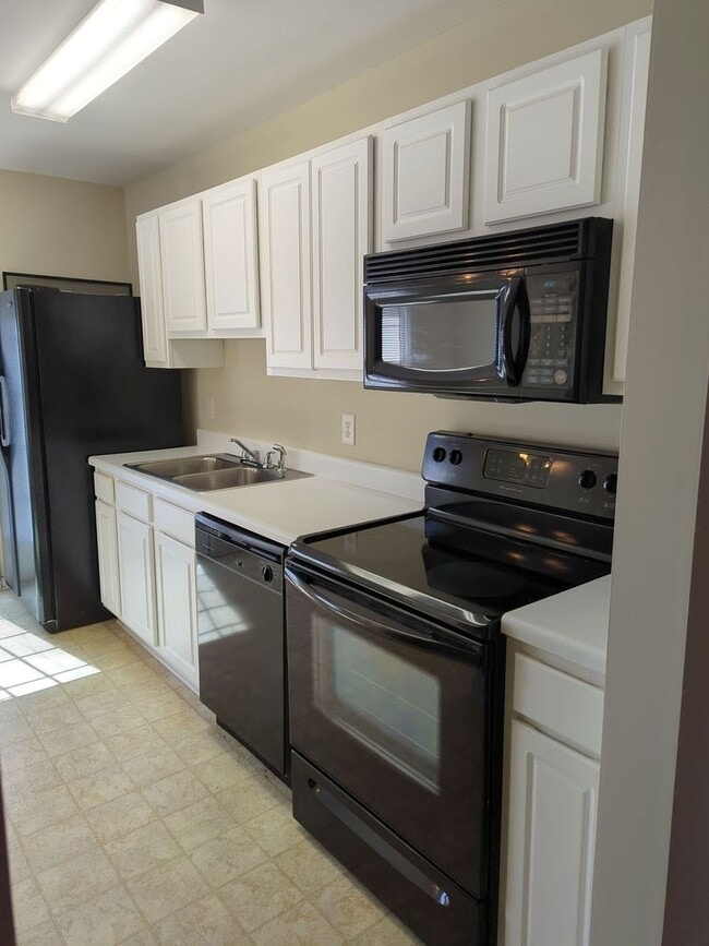 Building Photo - Nice Two Bedroom Duplex In A Great Location Available April 2026