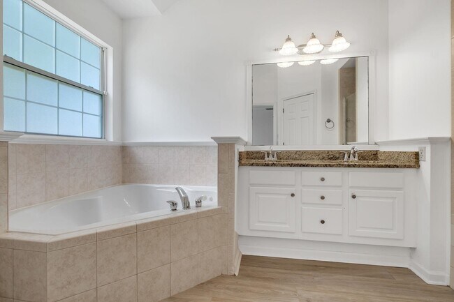 Building Photo - 848 Eagle View Dr