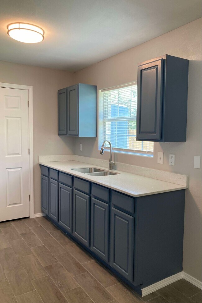 Building Photo - 405 Poblano Dr