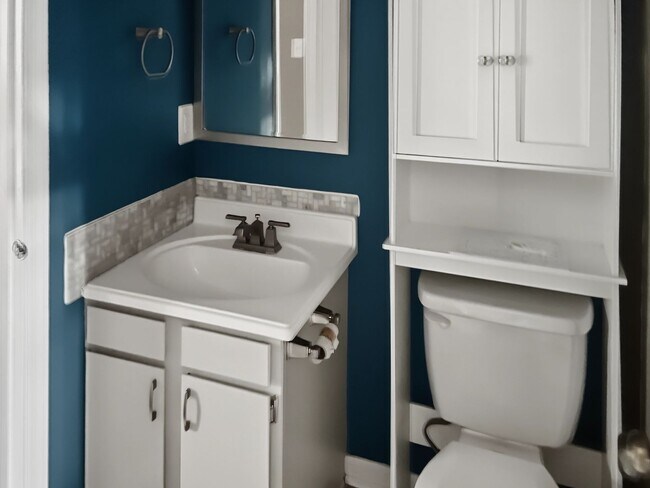 Building Photo - Cary Townhome