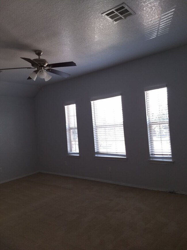 Building Photo - Spacious 4-Bedroom Home in Candlewood Park