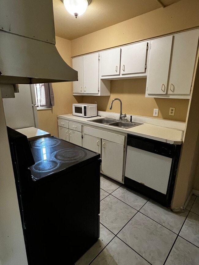 Primary Photo - COMING SOON - 2 Bed 1 Bath Condo