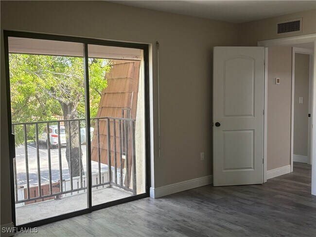 Building Photo - 5245 Cedarbend Dr