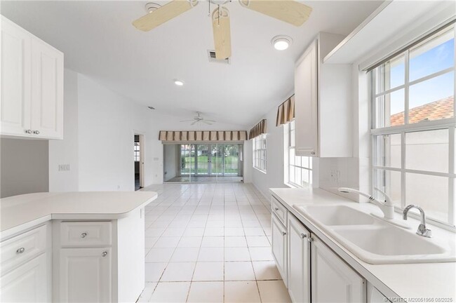 Building Photo - 1607 SW Shady Lake Terrace