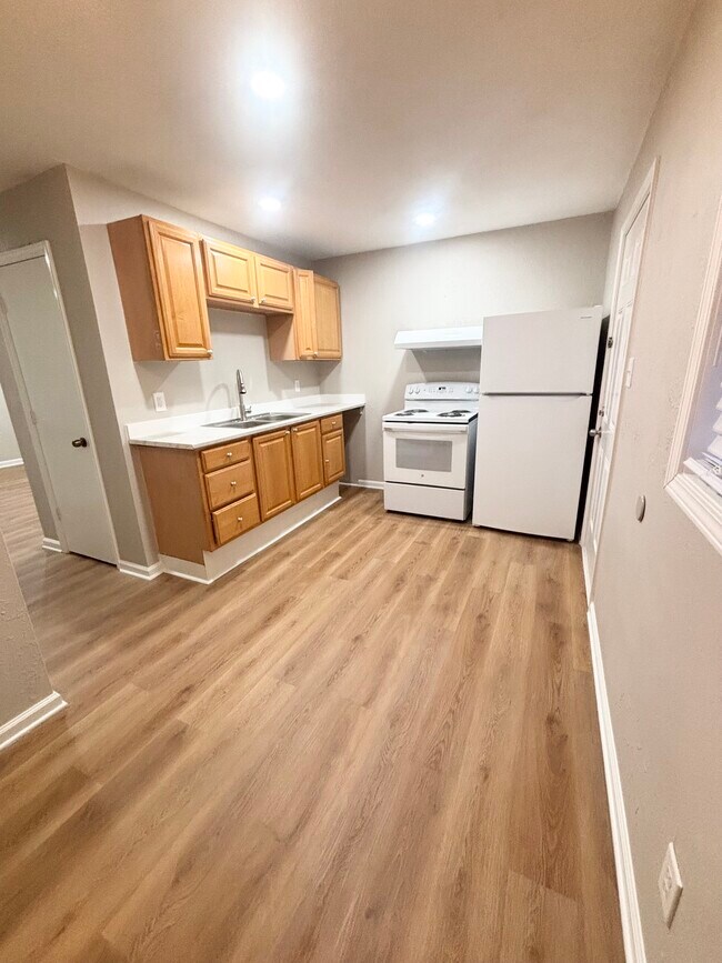 Building Photo - 626 Middle St