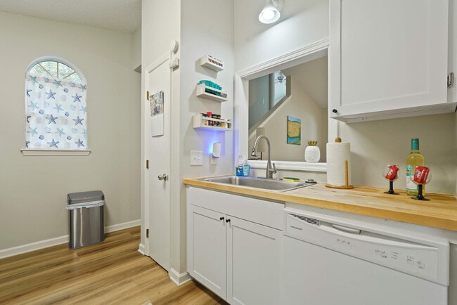 Building Photo - 529 Pointe S Dr