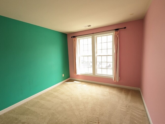 Building Photo - Two level condo in URBANA School District ...