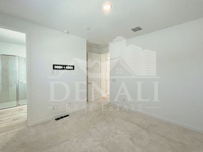 Building Photo - 784 S Hawk Ln