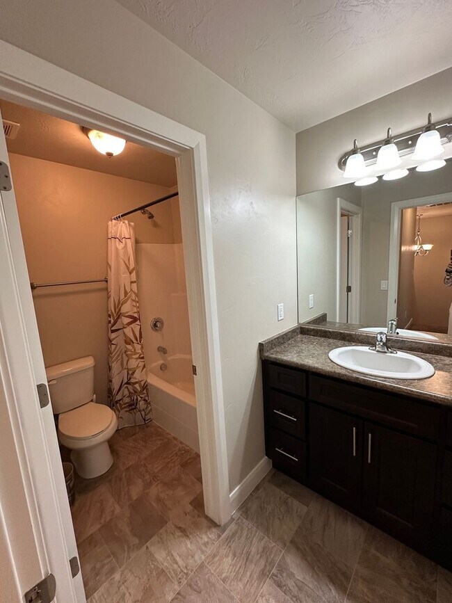 Building Photo - Charming Townhome