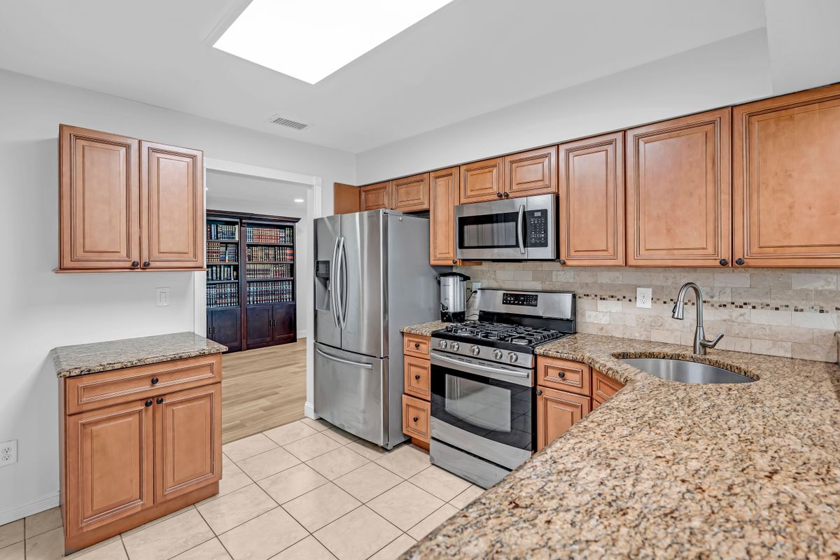 Building Photo - 6 Cattail Dr