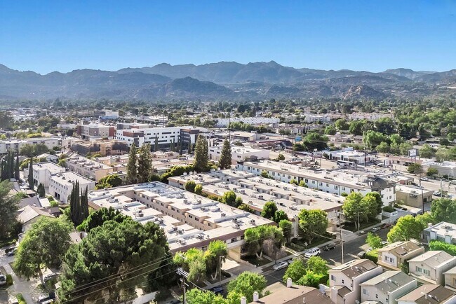 Building Photo - Beautifully Updated 3-Bedroom Tri-Level Co...