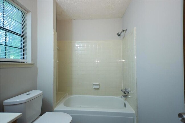 Building Photo - 2414 Leslie Brook Dr