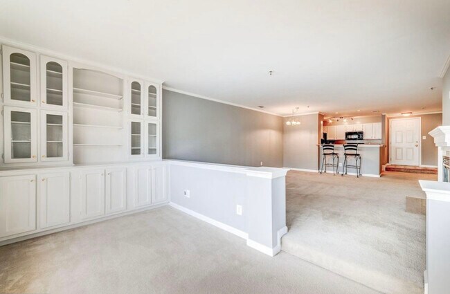 Building Photo - 1100 Quaker Hill Dr