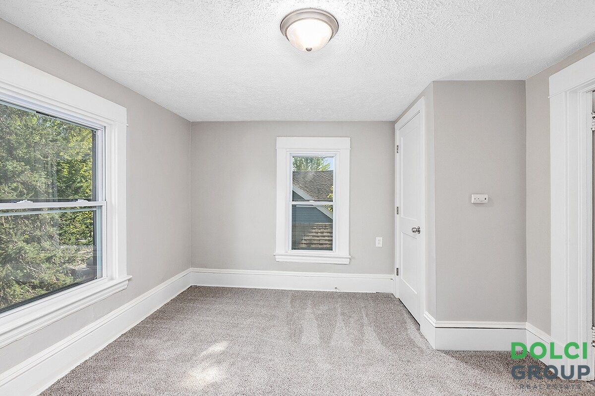 Building Photo - 848 Crescent St NE