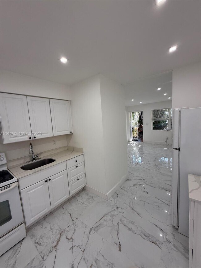 Building Photo - 505 N 24th Ave