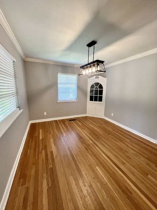 Building Photo - Charming 3-Bed, 2-Bath Spacious Home in Ch...