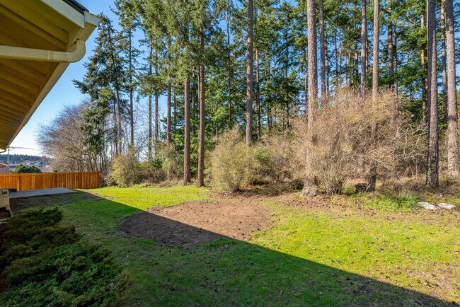 Building Photo - 3 Bed 2 Bath House with all new flooring!