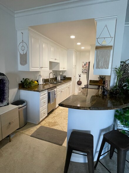 Building Photo - 612 S Barrington Ave