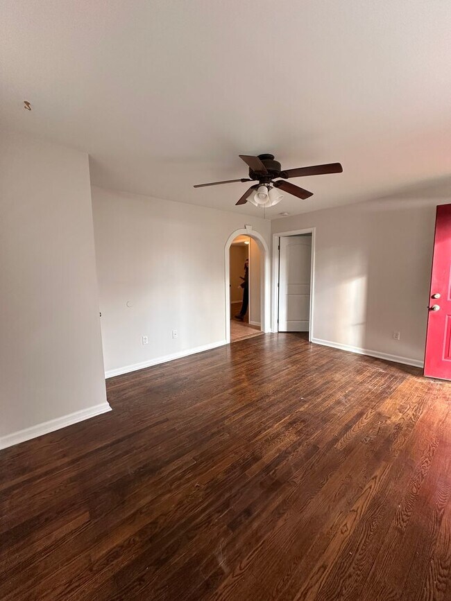 Building Photo - Cozy 2 Bed/1 Bath Single Family Home in Ea...