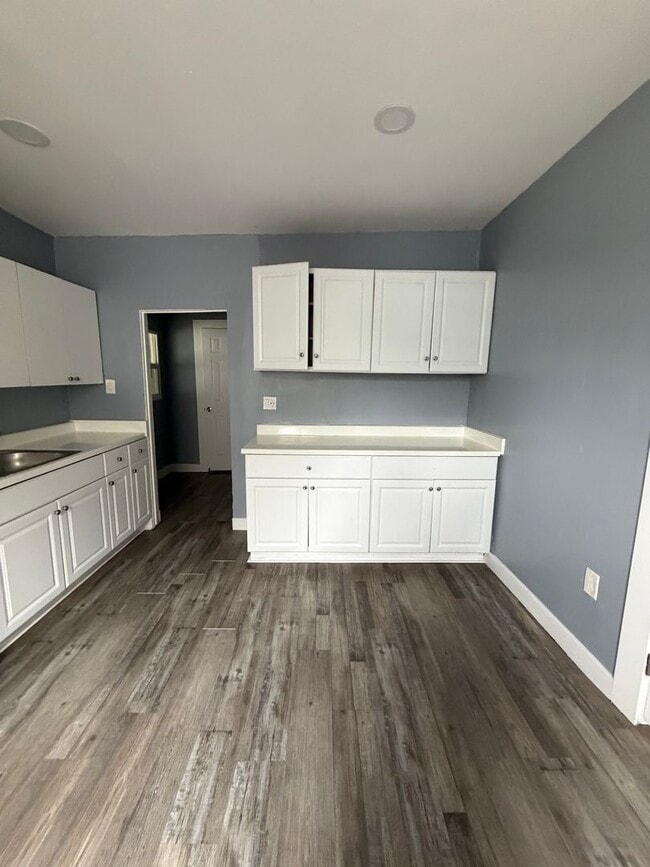 Building Photo - 623 E Santa Ana Blvd